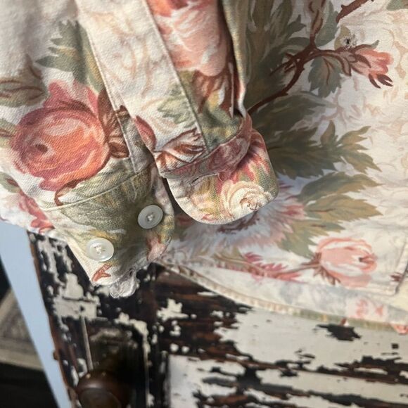 Women’s beautiful Eddie Bauer Floral Button Down shirt. Size Medium. - Picture 6 of 10